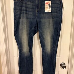 BNWT Levi’s ladies signature mid rise skinny distressed jeans 20M W35 L30 pocket